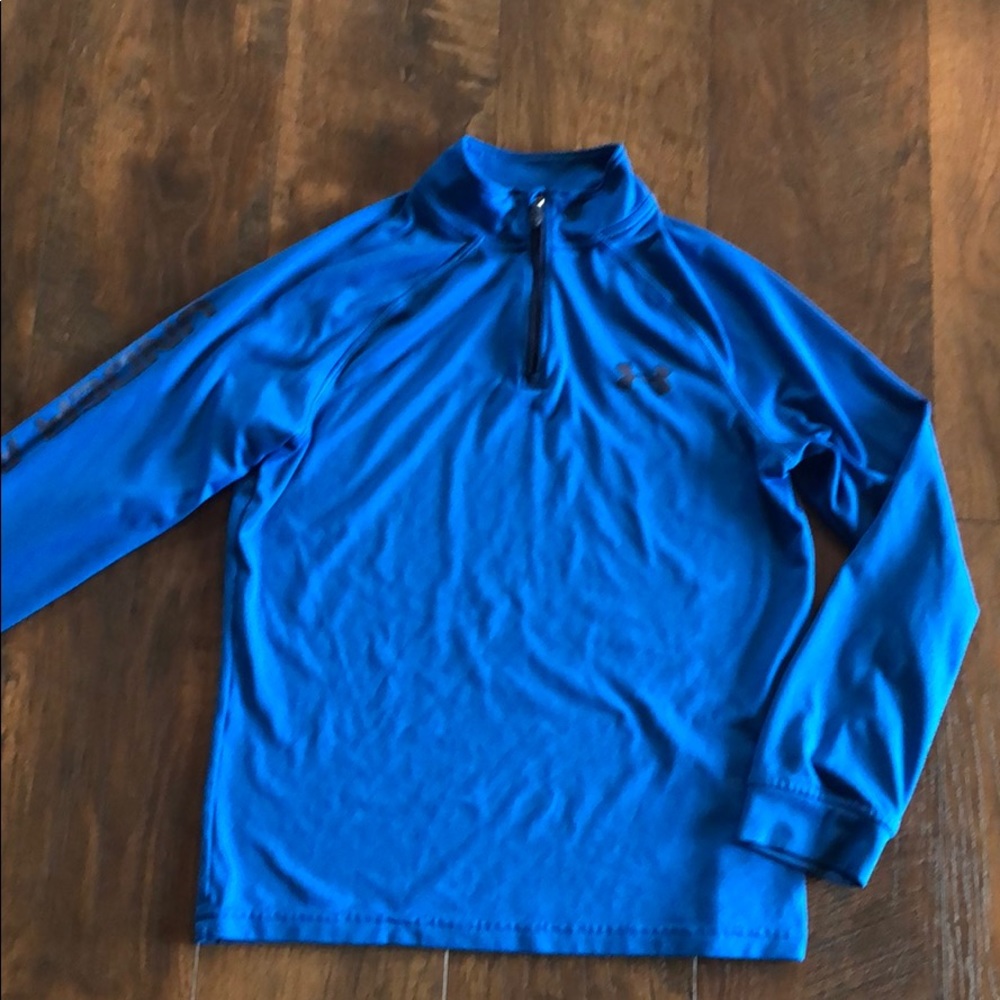 Boys size medium Under Armour long sleeve 1/4 zip.